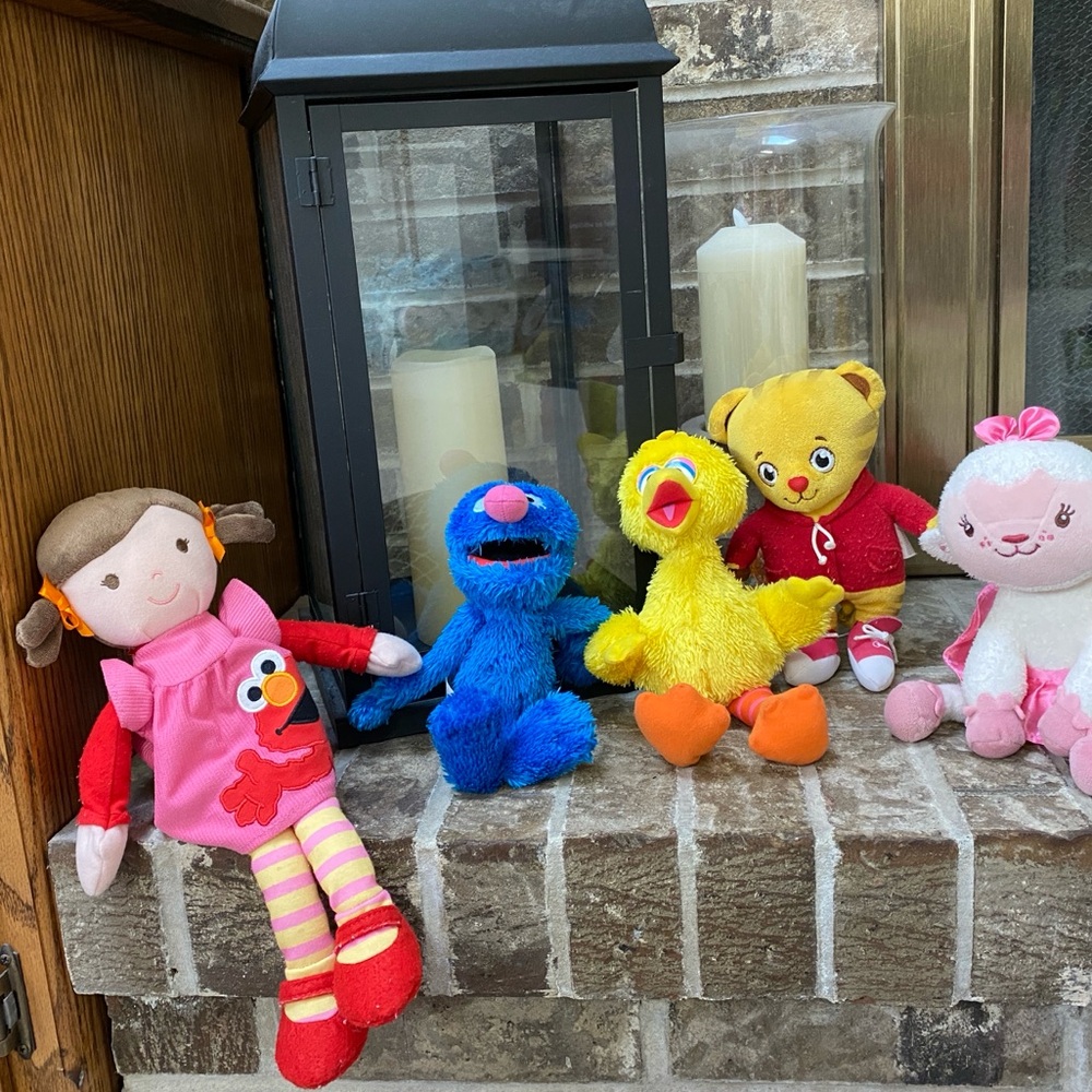 LOT (5) Stuffies Toys Plush Dolls PBS Kids Bundle and Doc Mc Stuffins